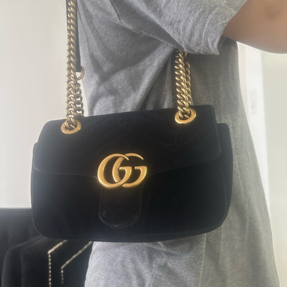 Gucci Black Quilted Velvet Shoulder Bag with Gold Hardware . Texture - velvet. - Picture 3 of 11